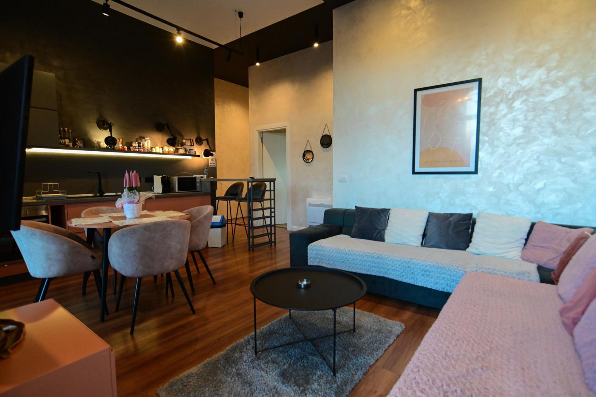 Stylish Two Bedroom House With Private Pool Tiranë Bilik gambar